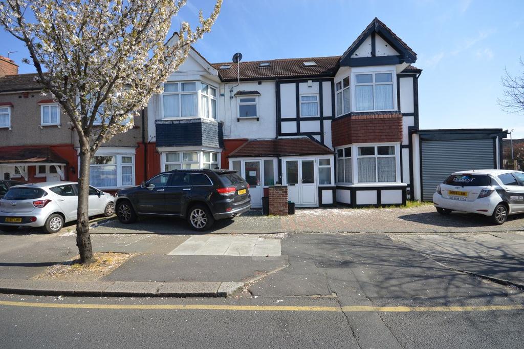 Charter Avenue, Ilford 5 bed house share £700 pcm (£162 pw)