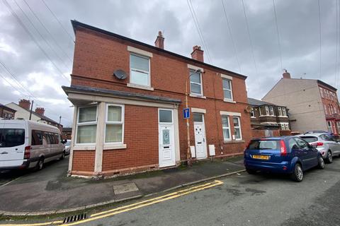 Studio to rent, Erddig Road, Wrexham, LL13