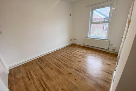 Studio to rent, Erddig Road, Wrexham, LL13