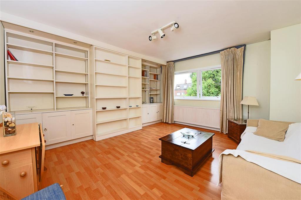 Buckland Court, St Johns Avenue, Putney Studio £1,100 pcm (£254 pw)