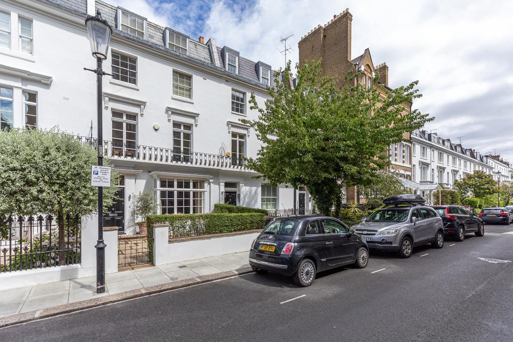 Sheffield Terrace, London, W8 7 bed house £18,417 pcm (£4,250 pw)
