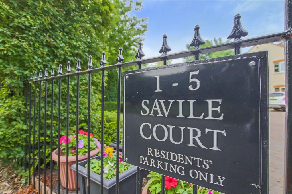 Larges Bridge Drive, Bracknell, RG12 2 bed apartment £300,000