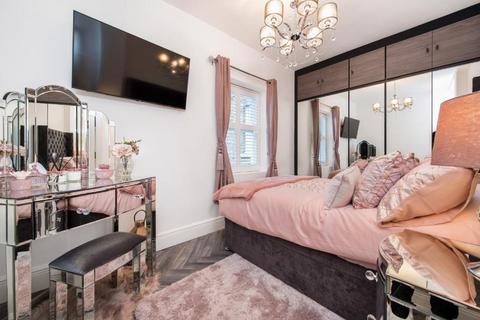 2 bedroom flat for sale, Wexham Road,