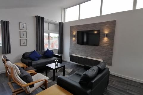 3 bedroom end of terrace house to rent, Peregrine St, Hulme, Manchester. M15 5PZ