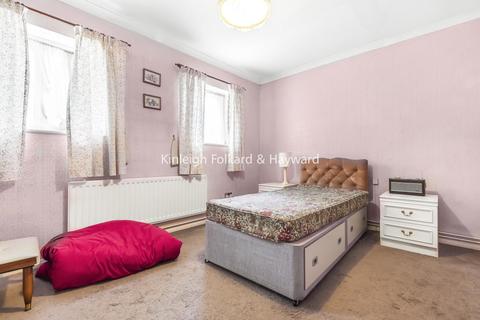12 Honley Road, London, SE6 2HZ