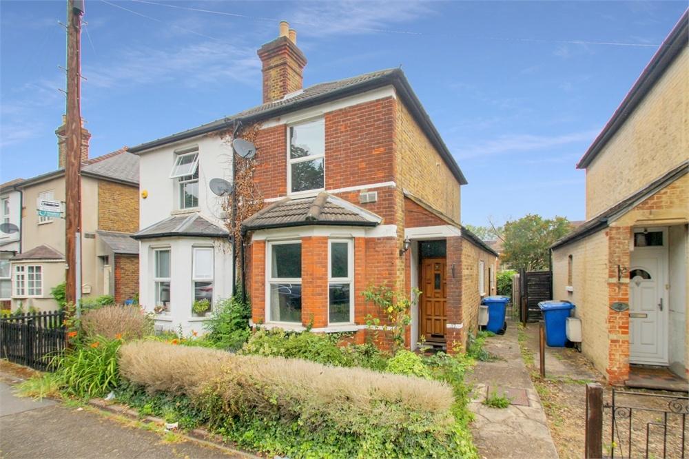 Wraysbury Road, StainesuponThames 3 bed semidetached house £1,400