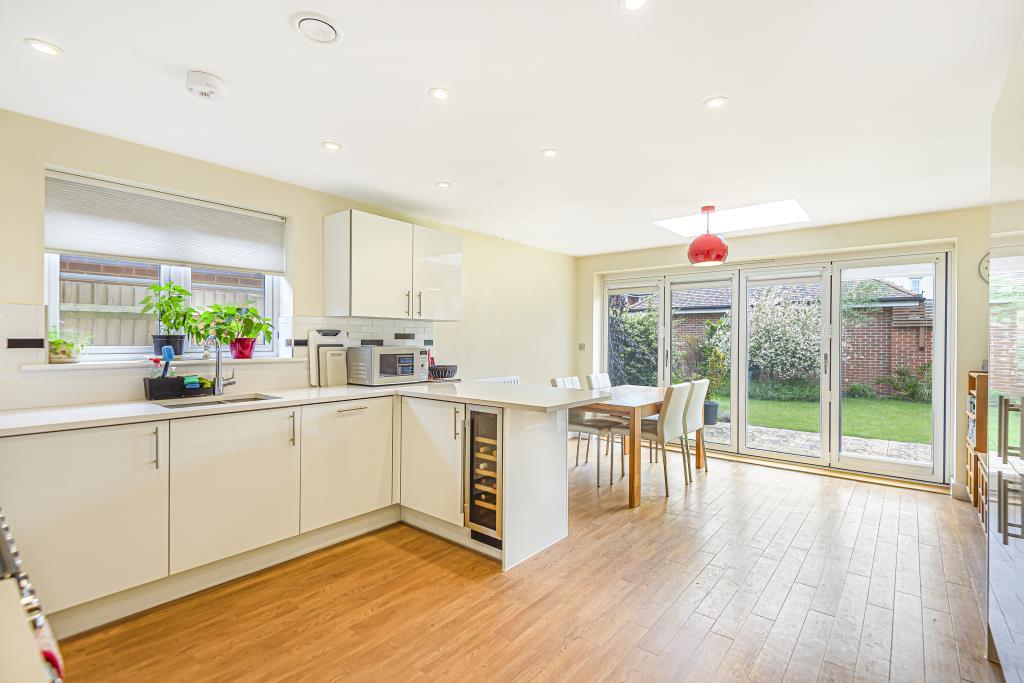 Wheeler Avenue, Wokingham, RG40 5 bed detached house £3,000 pcm (£692 pw)
