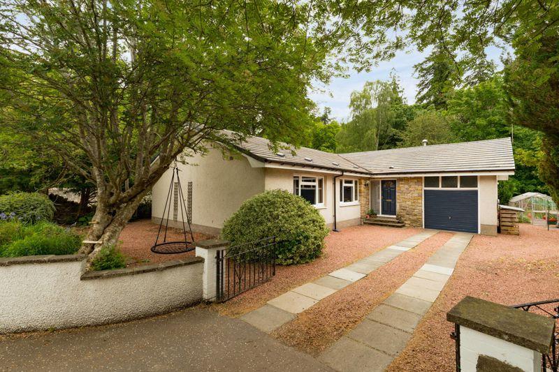 18 Kingsmeadows Gardens, Peebles, EH45 9LB 4 bed detached bungalow £