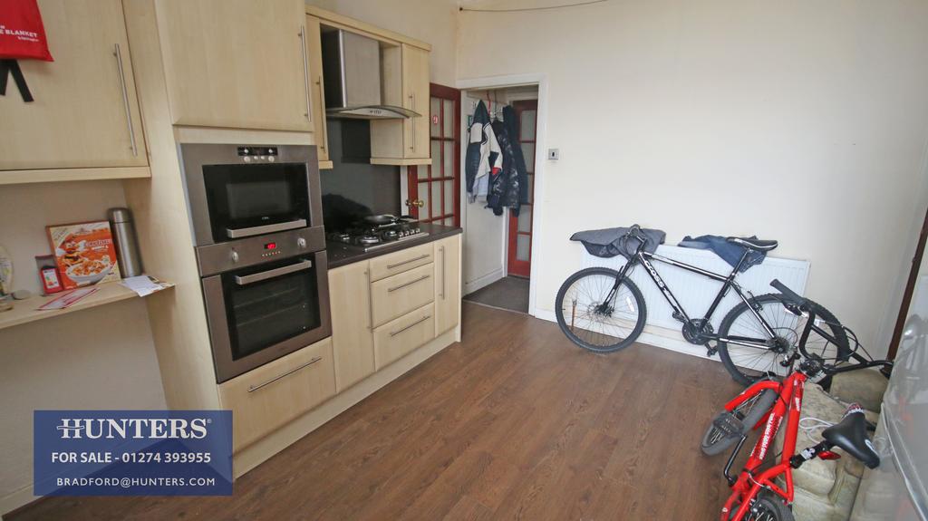 Lister Avenue, Bradford, BD4 4 bed terraced house £130,000