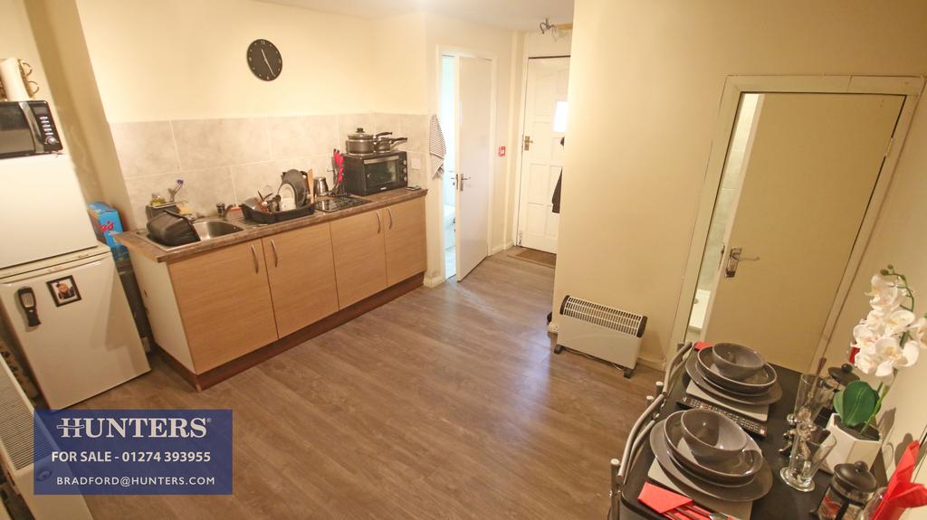 Lister Avenue, Bradford, BD4 4 bed terraced house £130,000