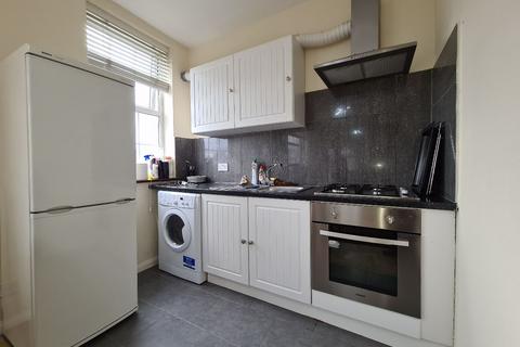 Studio to rent, Ballards Lane, Finchley, N3