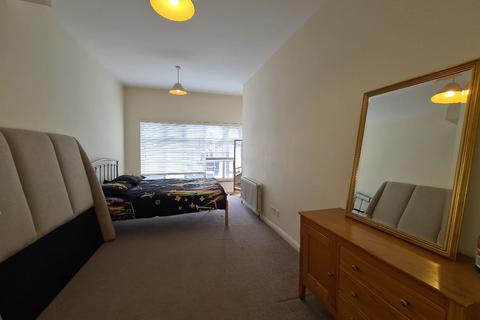Studio to rent, Ballards Lane, Finchley, N3