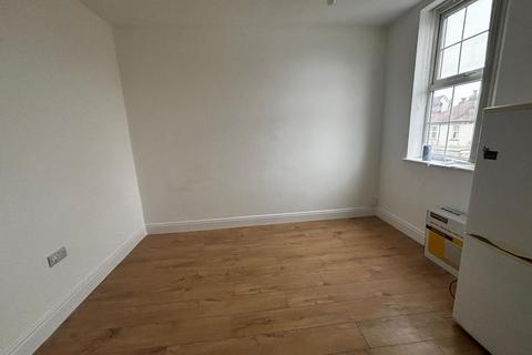 Studio to rent, Ballards Lane, Finchley, N3