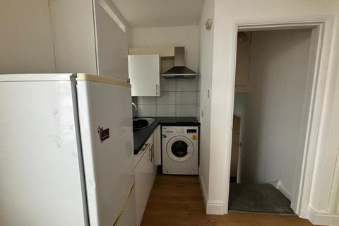 Studio to rent, Ballards Lane, Finchley, N3