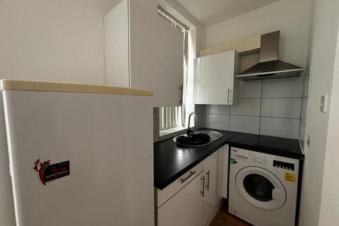 Studio to rent, Ballards Lane, Finchley, N3