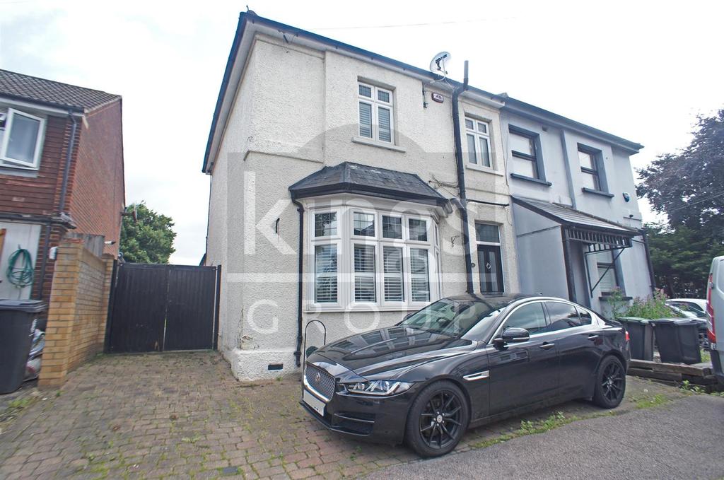 Manor Road, Waltham Abbey 3 bed semidetached house £525,000