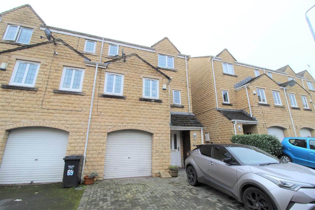 Larch Close, Wheatley, Halifax 4 bed townhouse £950 pcm (£219 pw)