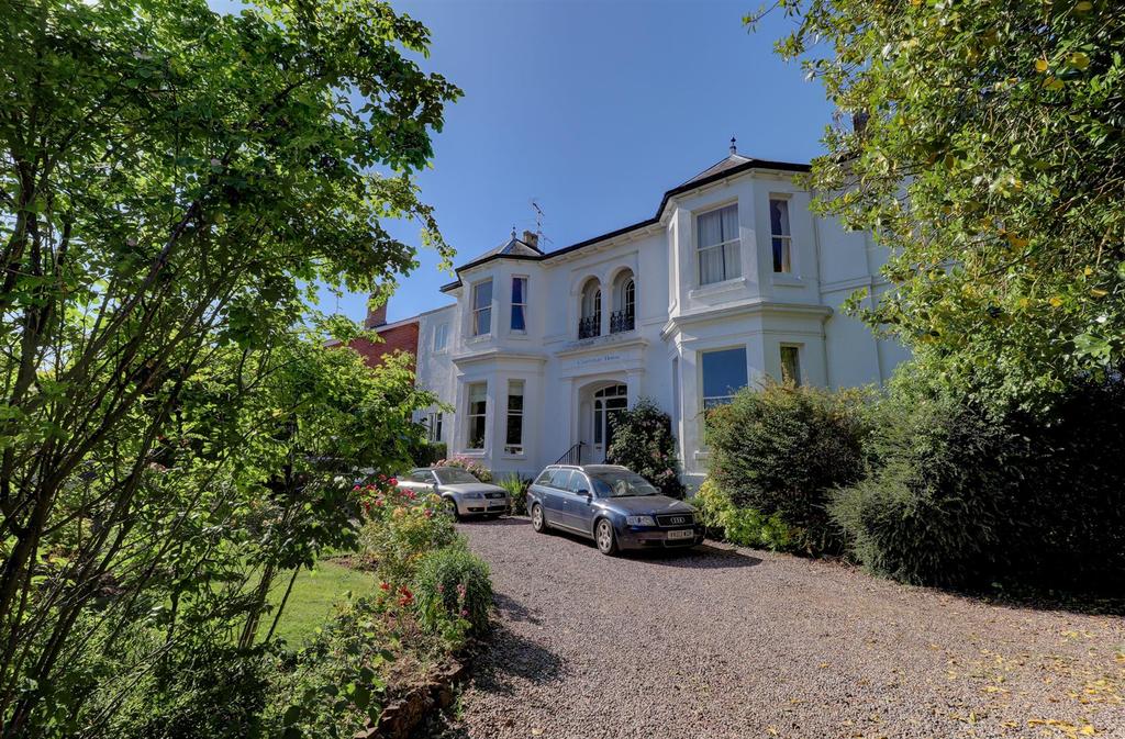 Warwick New Road, Leamington Spa 2 bed apartment £1,250 pcm (£288 pw)