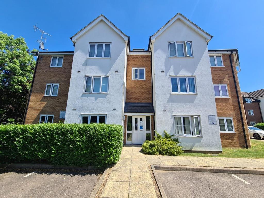 Weston House, Gregory Gardens, Northampton, NN3 2 bed flat £725 pcm