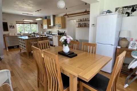 23 Central Avenue, St Austell, PL25 4JG