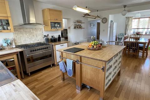 23 Central Avenue, St Austell, PL25 4JG
