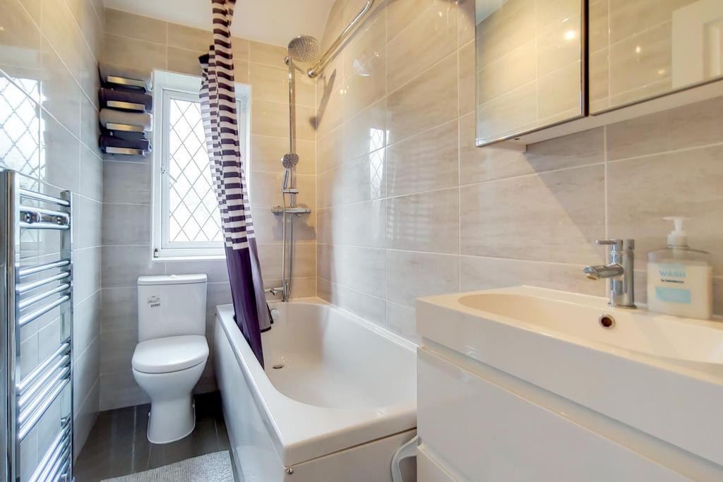 8 Bathroom-0.jpg
