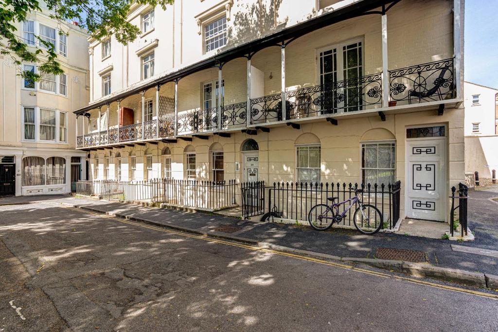 Russell Square, Brighton 1 bed apartment for sale £240,000