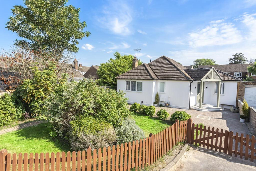 Burlea Close, Hersham... 3 bed detached bungalow - £779,950