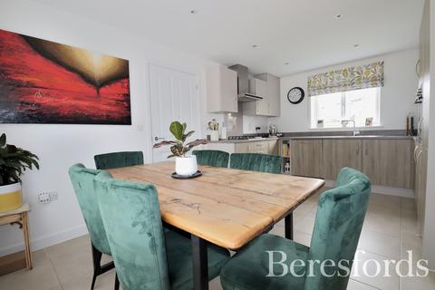 4 Birdie Close, Chelmsford, CM3 3FW
