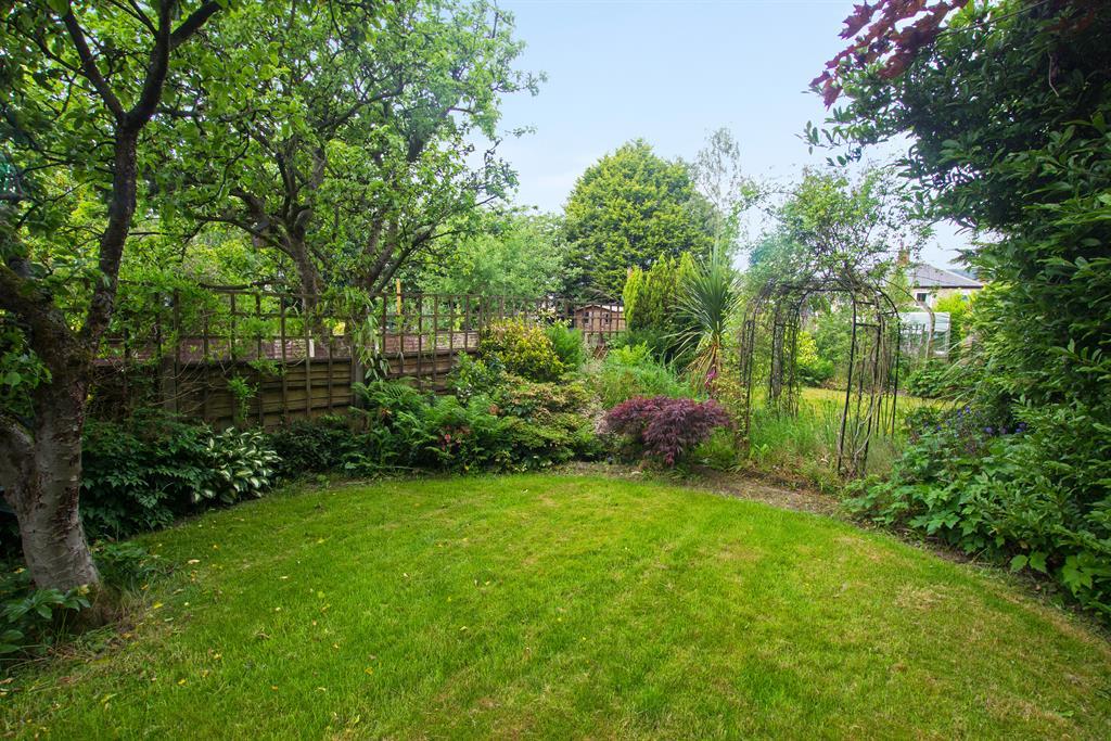 Feniscliffe Drive, Blackburn, BB2 2UF 3 bed semidetached house £180,000