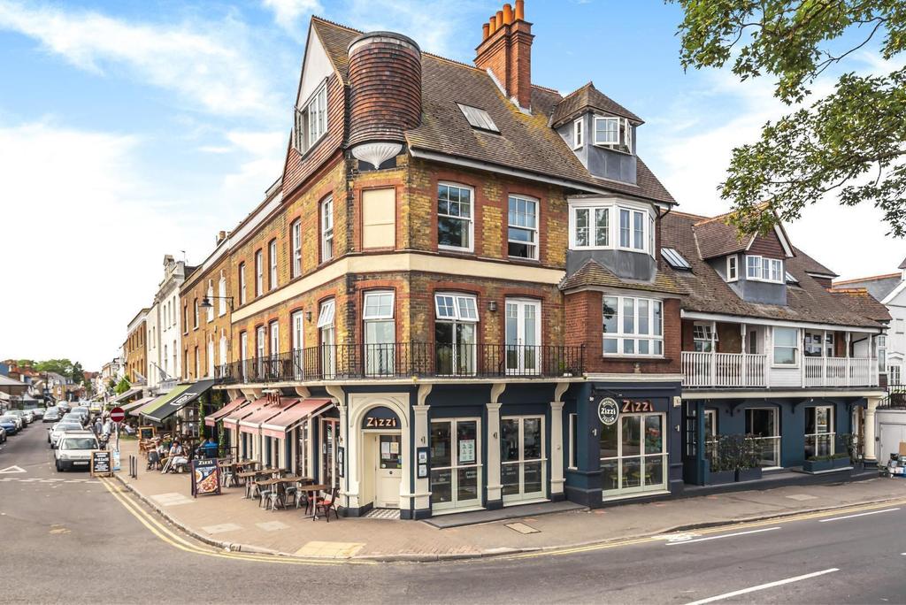 Bridge Road, East Molesey, KT8 3 bed flat for sale £675,000