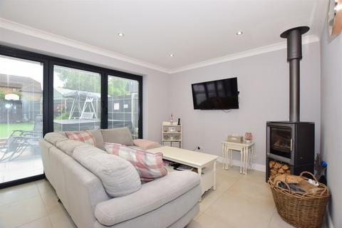 40 Low Meadow, Halling, Rochester, ME2 1LX