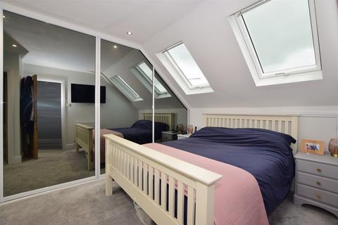 40 Low Meadow, Halling, Rochester, ME2 1LX