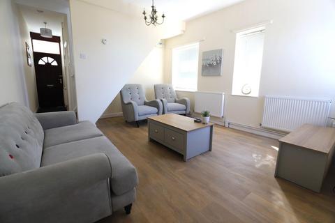 4 bedroom end of terrace house to rent, Hill Street, Newcastle-under-Lyme, ST5