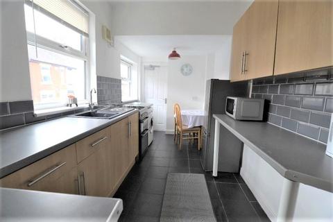 4 bedroom end of terrace house to rent, Hill Street, Newcastle-under-Lyme, ST5