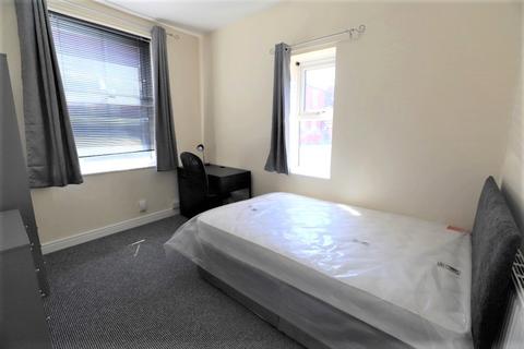 4 bedroom end of terrace house to rent, Hill Street, Newcastle-under-Lyme, ST5