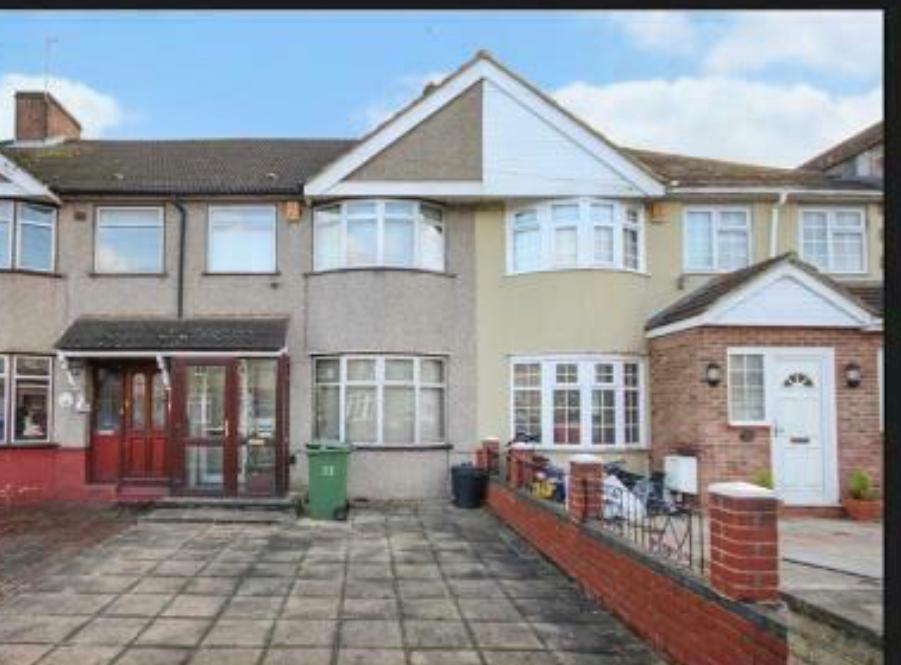 Montrose Avenue, Welling, Kent, DA162QS 3 bed terraced house £1,600
