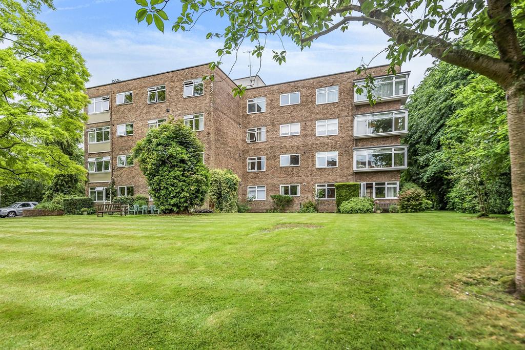 Eversleigh, Buckingham Close, Guildford, GU1 2 bed apartment £1,495