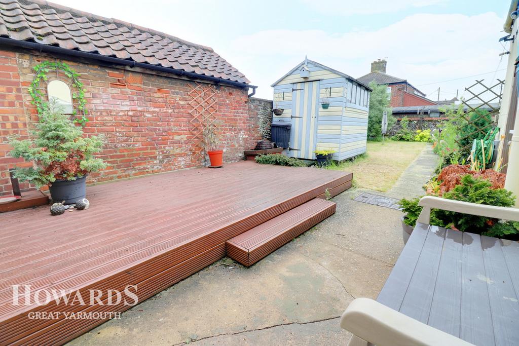 Beach Road, CaisteronSea 2 bed terraced house £180,000