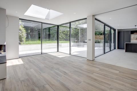 6 bedroom detached house to rent, Uplands Close, Gerrards Cross, Buckinghamshire