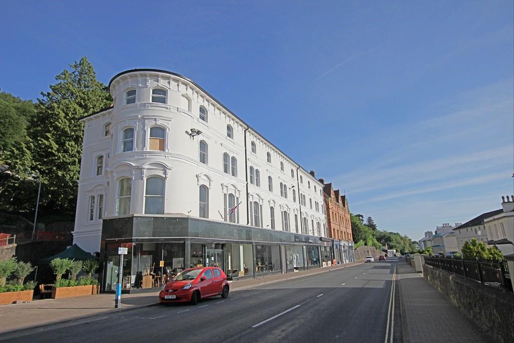 Queens Drive, Great Malvern 2 bed apartment £1,150 pcm (£265 pw)