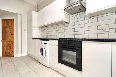 2 bedroom flat to rent, Victoria Road, Clevedon