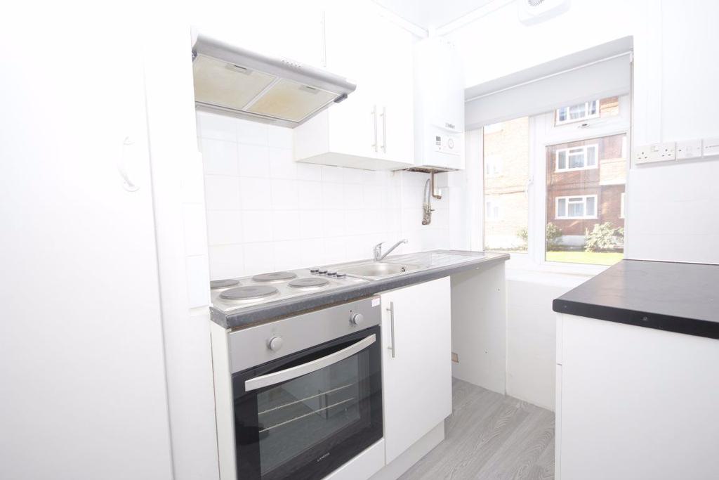 Empire Court, Wembley, HA9 2 bed flat £1,200 pcm (£277 pw)