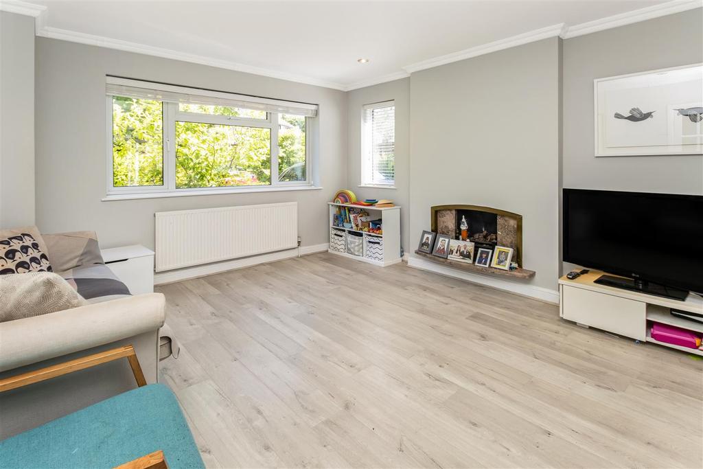 Newberries Avenue, Radlett 3 bed detached house £3,000 pcm (£692 pw)