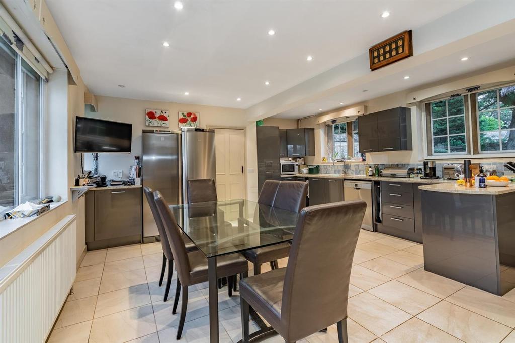 Dining Area.jpg
