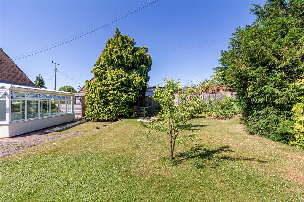 Manor Road, Eckington, Pershore 2 bed detached bungalow £350,000