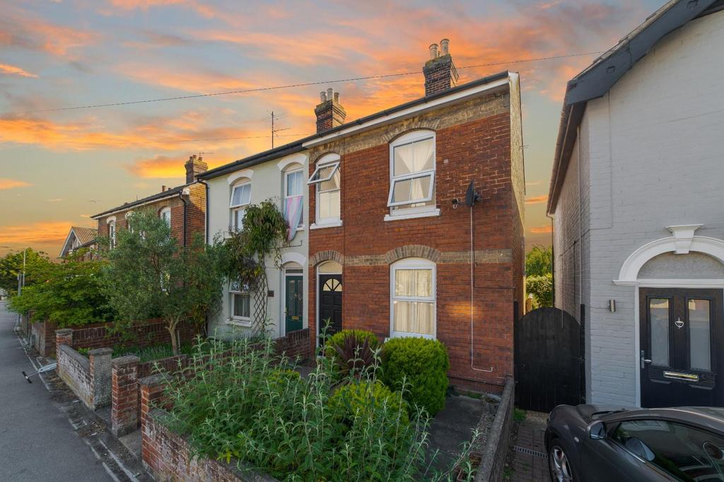 Mile End Road, Colchester 3 bed semidetached house £270,000