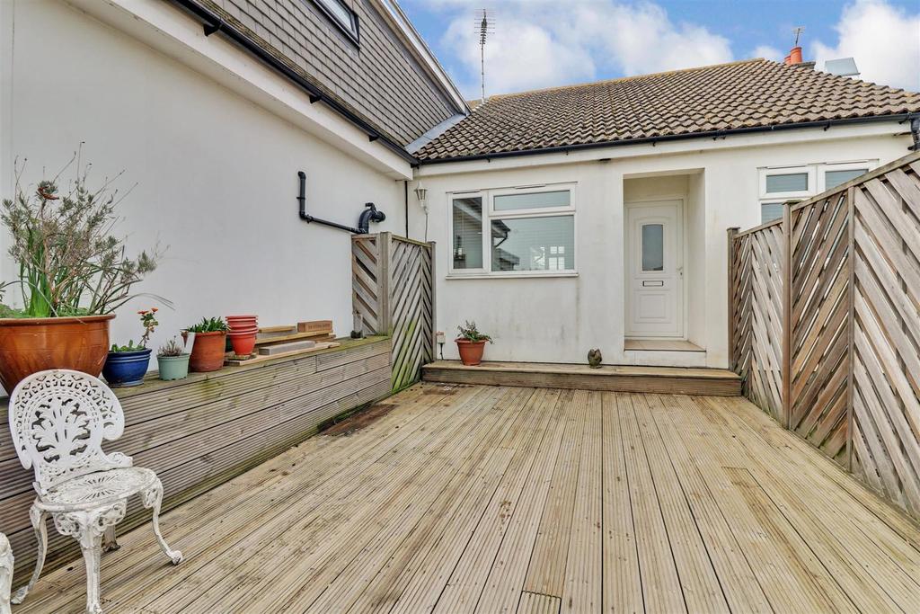 Ness Road, Shoeburyness, SouthendOnSea 2 bed flat £190,000