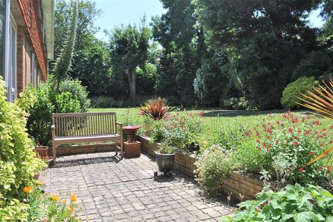 7 Collington Close, Eastbourne, BN20 7EX