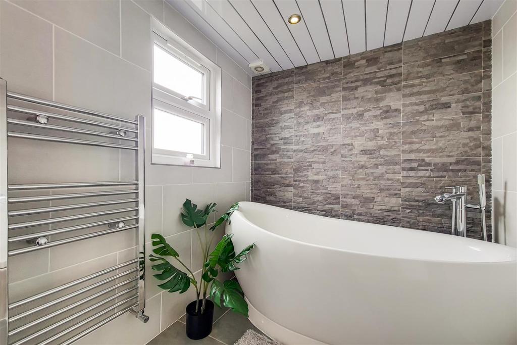 16 Bathroom-0.jpg
